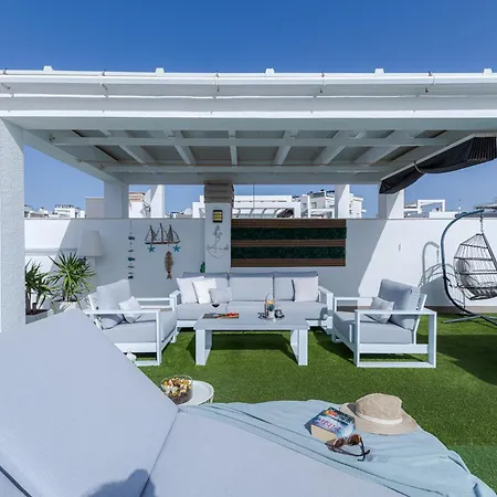 Huoneisto Luxury Penthouse With Private Rooftop Terrace, Pool, Punta Prima,