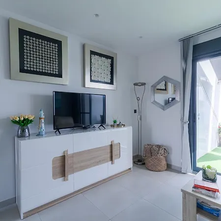 Huoneisto Luxury Penthouse With Private Rooftop Terrace, Pool, Punta Prima,