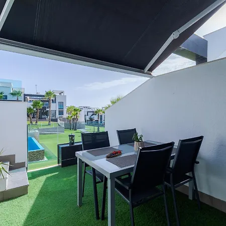 Luxury Penthouse With Private Rooftop Terrace, Pool, Punta Prima, Huoneisto Torrevieja