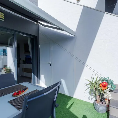 Luxury Penthouse With Private Rooftop Terrace, Pool, Punta Prima, Huoneisto *