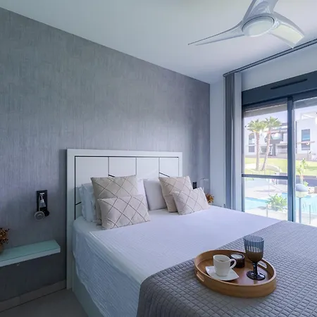 Huoneisto Luxury Penthouse With Private Rooftop Terrace, Pool, Punta Prima,