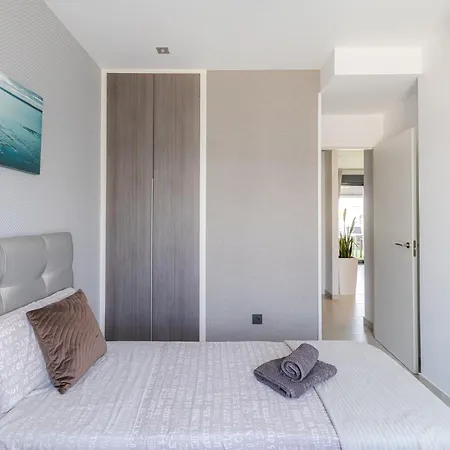 Huoneisto Luxury Penthouse With Private Rooftop Terrace, Pool, Punta Prima,